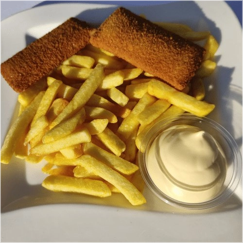 Kaassoufflé met friet en saus