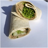 Geserveerd volgens uw wensen. Heerlijke huisgemaakte tonijn salade, sla en komkommer