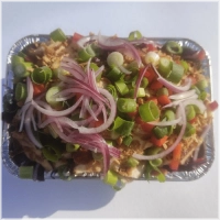 Crispy chicken met chilimayo saus, vers gebakken ui, rode ui en bosui