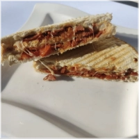 Worst, kaas, tomaat, saus en kruiden