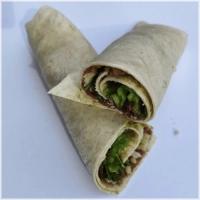 Geserveerd volgens u wenst met pesto, carpaccio, Parmezaanse kaas, sla, rucola en pijnboompitten