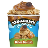 Roomijs met gezouten karamel, chunks van karamel en een caramel swirl, bedekt met een choco slagroomijs topping en caramel swirl en choco chunks