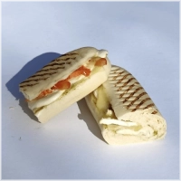 Gouda, mozzarella, pesto en brie