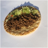 Lekkere Griekse pita met sla, rode ui, rode kool ,gedroogde ui en saus naar keuze