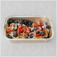 Warme wafel met chocoladesaus, fruit en ijs