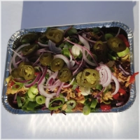 Smiles loaded fries met boom boom saus, vers gebakken uien en pittige peper ui mix