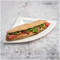 Rosbief, mayonaise, rucola en pijnboompitten