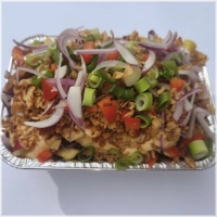 Pittige crispy chicken met boom boom saus, vers gebakken uien en pittige peper ui mix