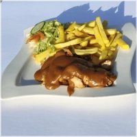 3 stokjes kipsaté, pindasaus, friet en rauwkost