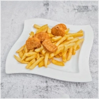 Friet met een snack, een pakje drinken en een leuke verrassing