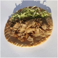 Lekkere Griekse pita met sla, rode ui, rode kool ,gedroogde ui en saus naar keuze