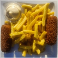 2 kroketten met friet en saus