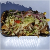 Geserveerd met knoflook, sambal en rauwkost