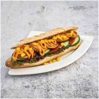 Broodje kipgrillworst pikant