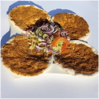 4 stuks findik lahmacun, saus en salade